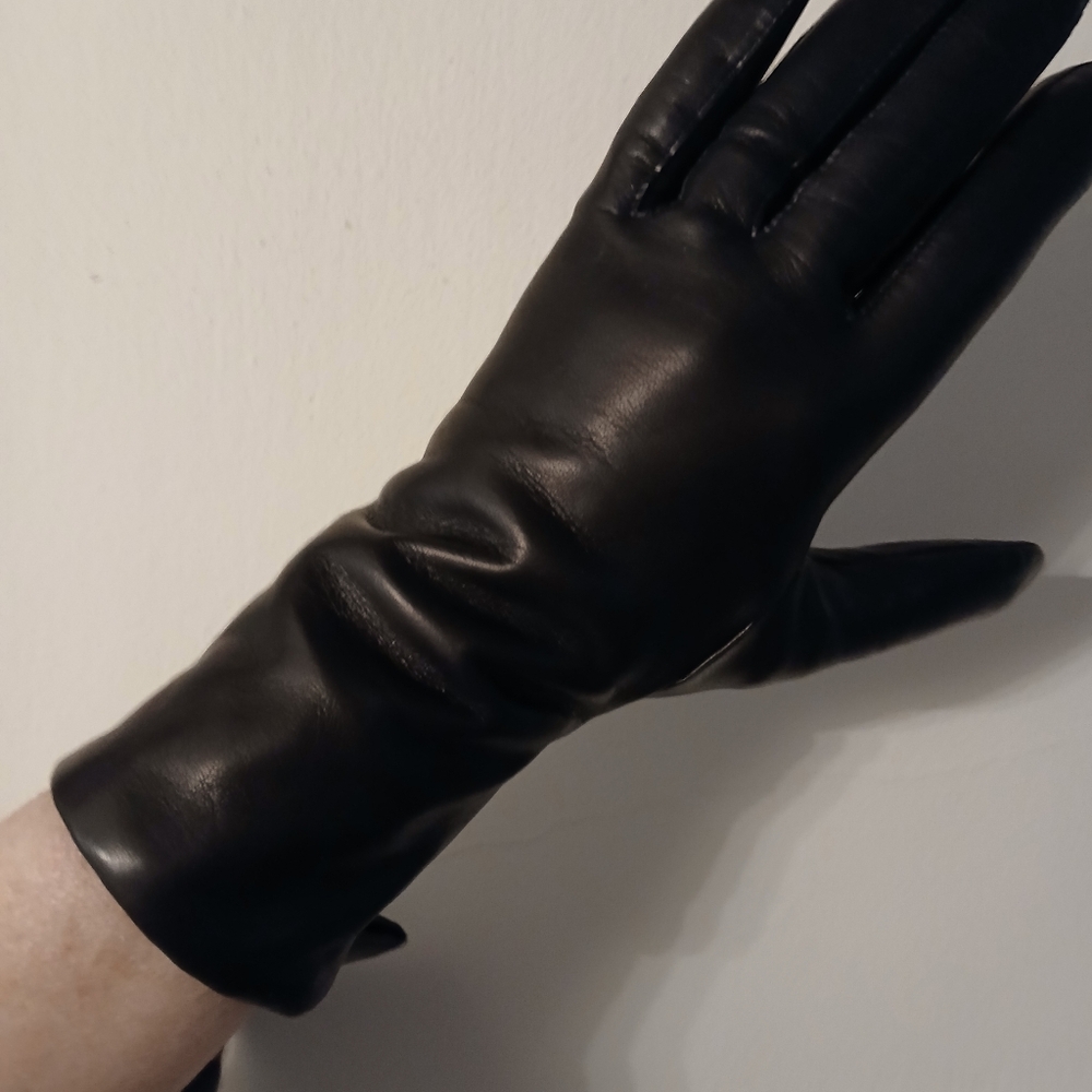 🔥 Lord & Taylor black leather gloves 🔥 - Picture 10 of 10
